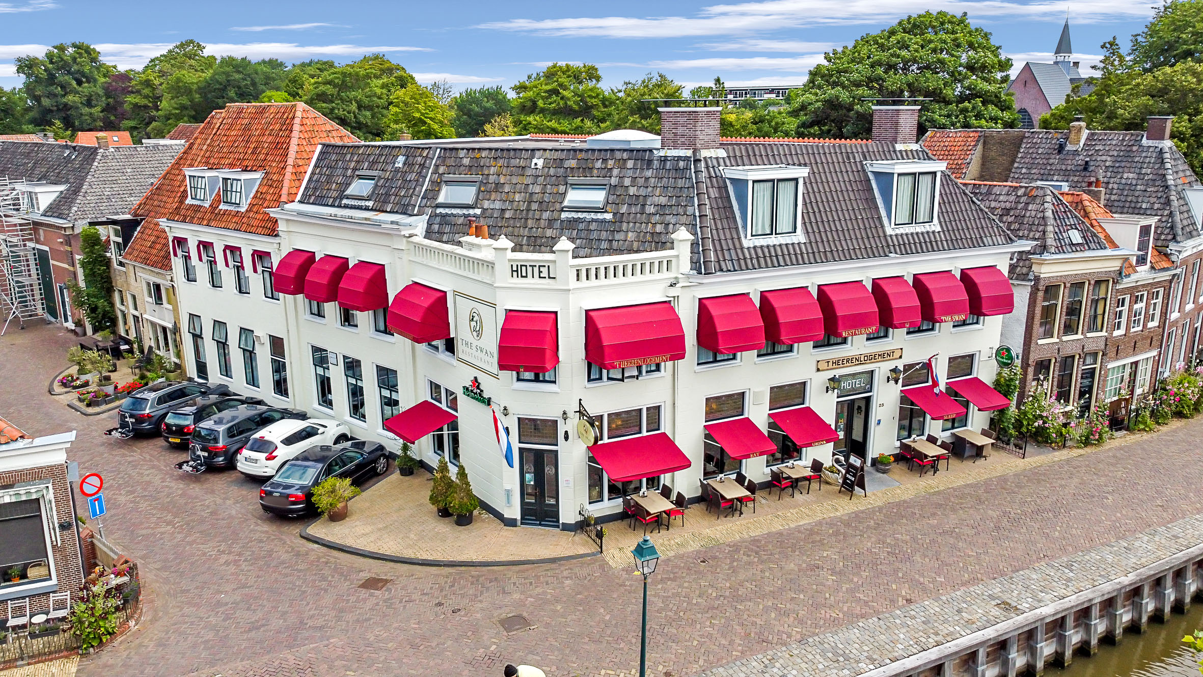De historische gevel van Hotel 't Heerenlogement in Harlingen